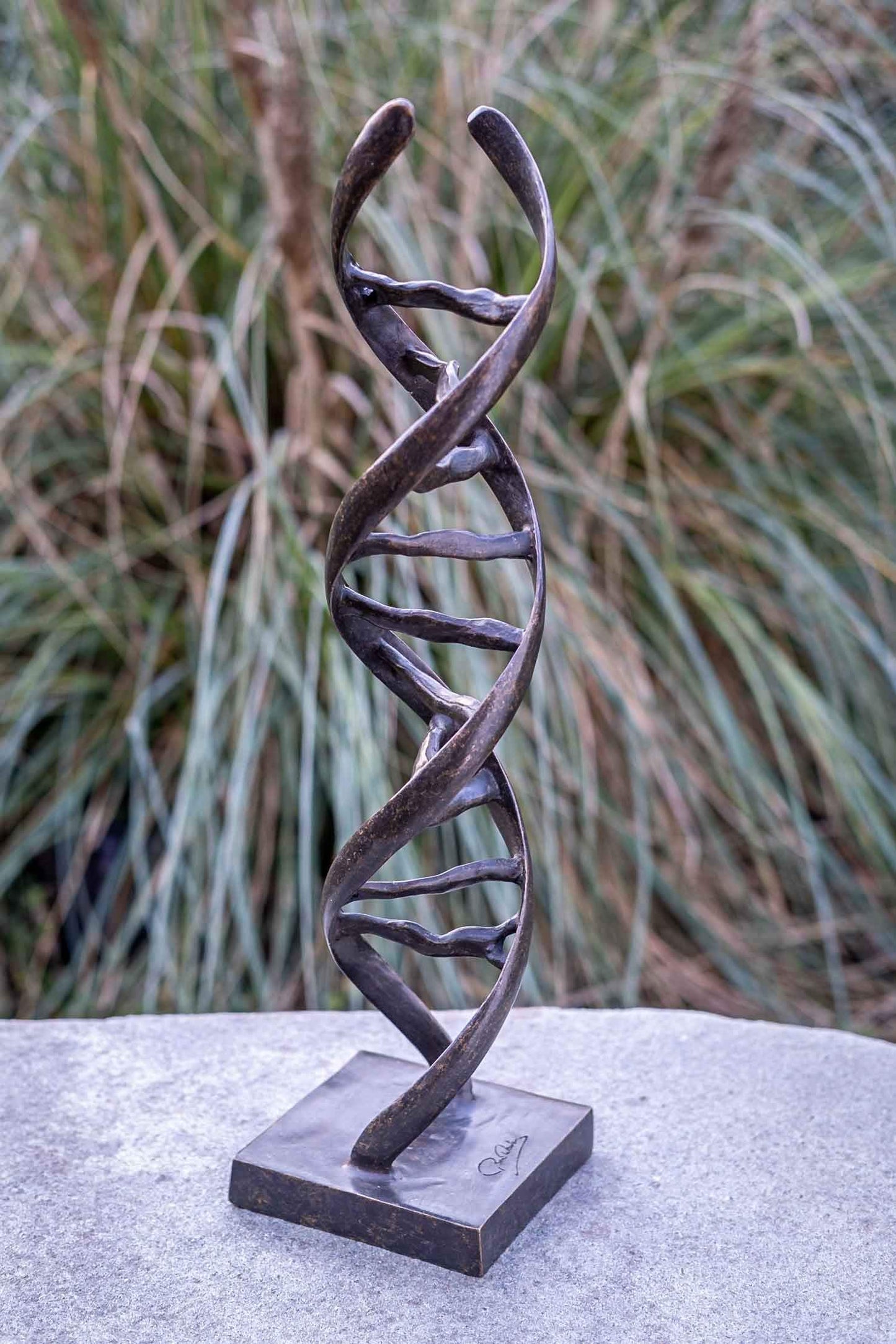 IDYL Bronze-Skulptur Moderen Figur DNA | 53 x 13 x 13 cm | Dekoration aus Bronze handgefertigt | Gartenskulptur oder Wohnbereich-Dekoration | Hochwertiges Kunsthandwerk | Wetterfest